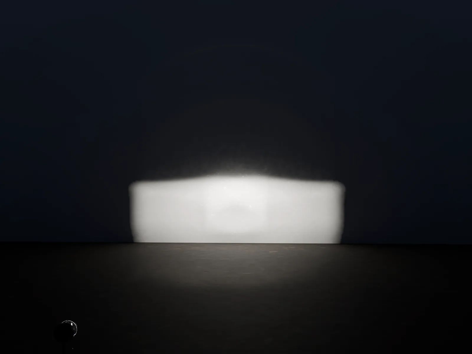 Le phare s’allume face à un mur situé à 10 m ; une tache lumineuse à bord supérieur net apparaît.